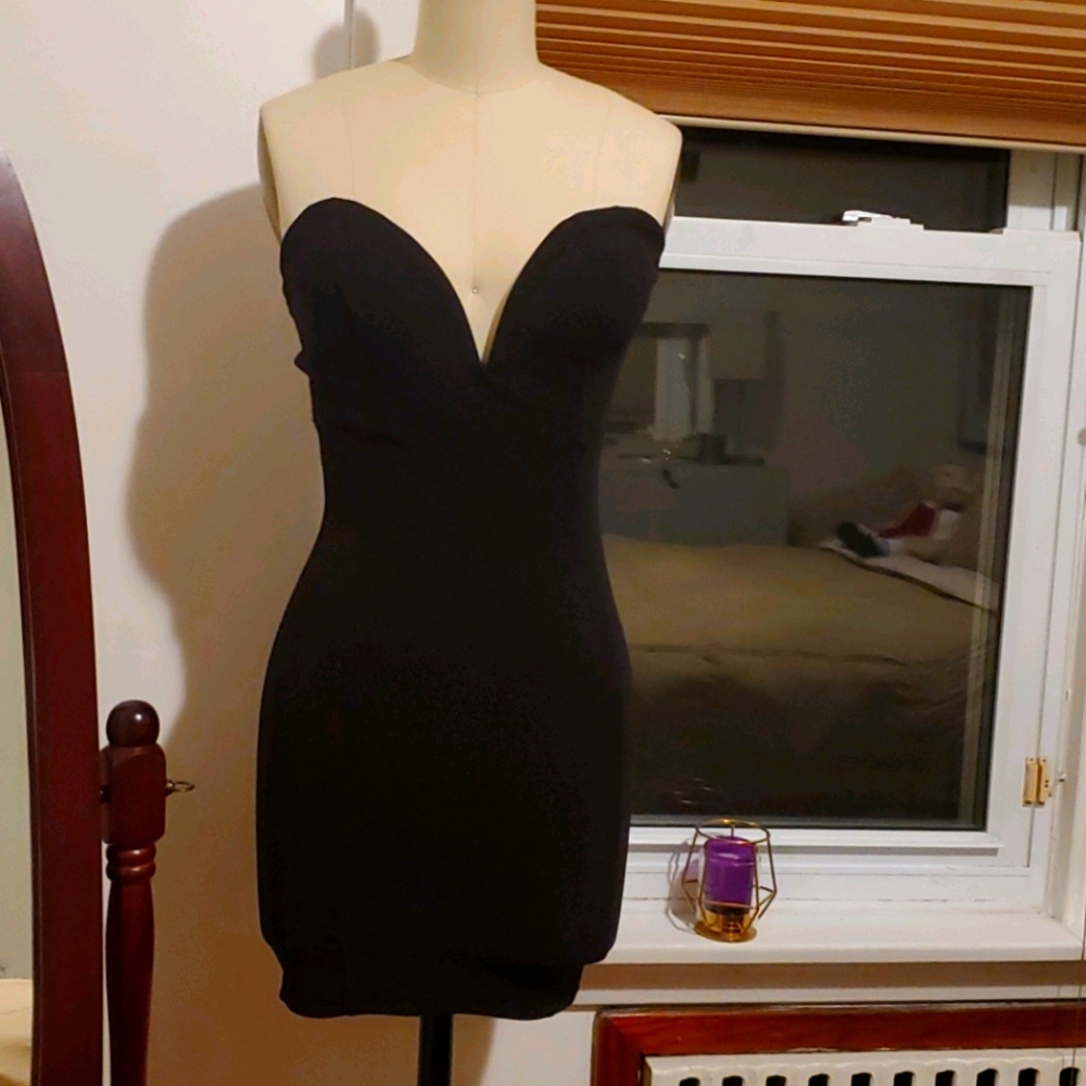 Little strapless black dress for any  ocassion